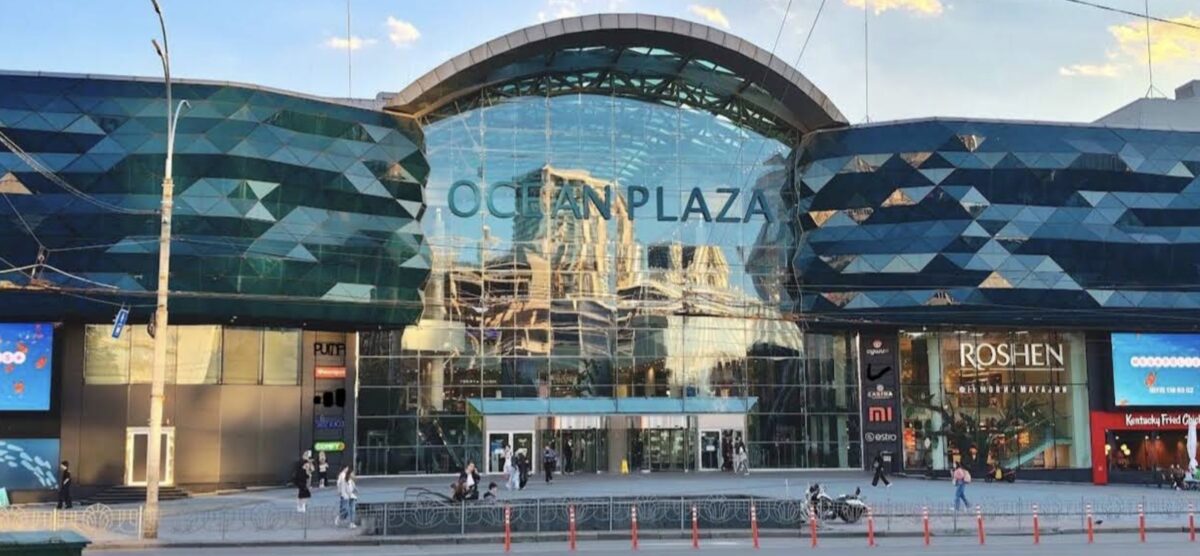 ТРЦ Ocean Plaza у Києві, скляний фасад входу