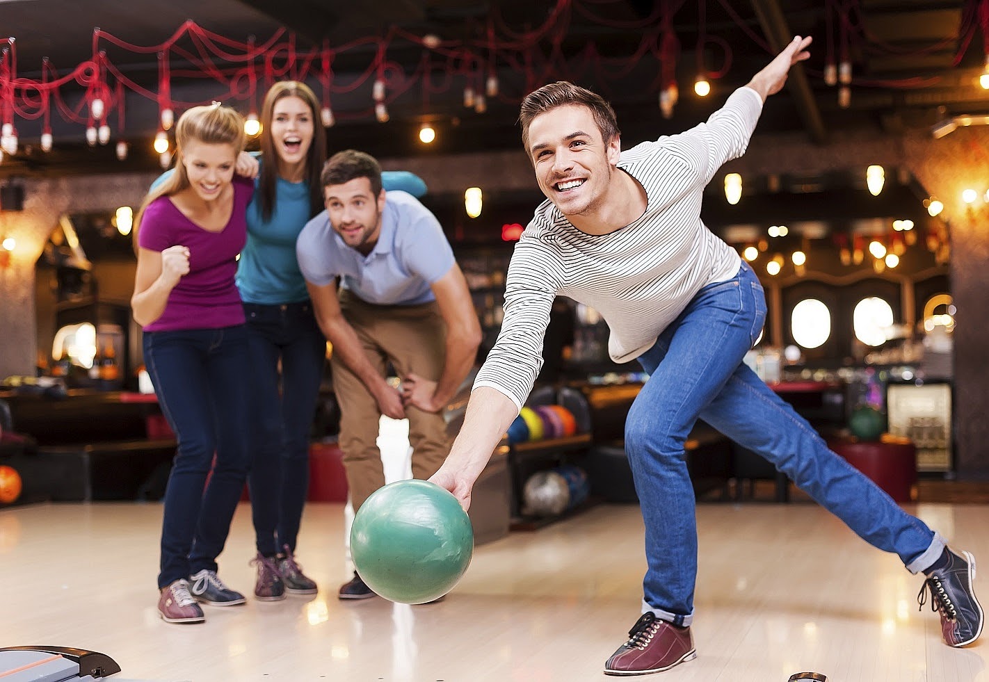 Куди краще піти Київ? В боулінг або в квест кімнату?