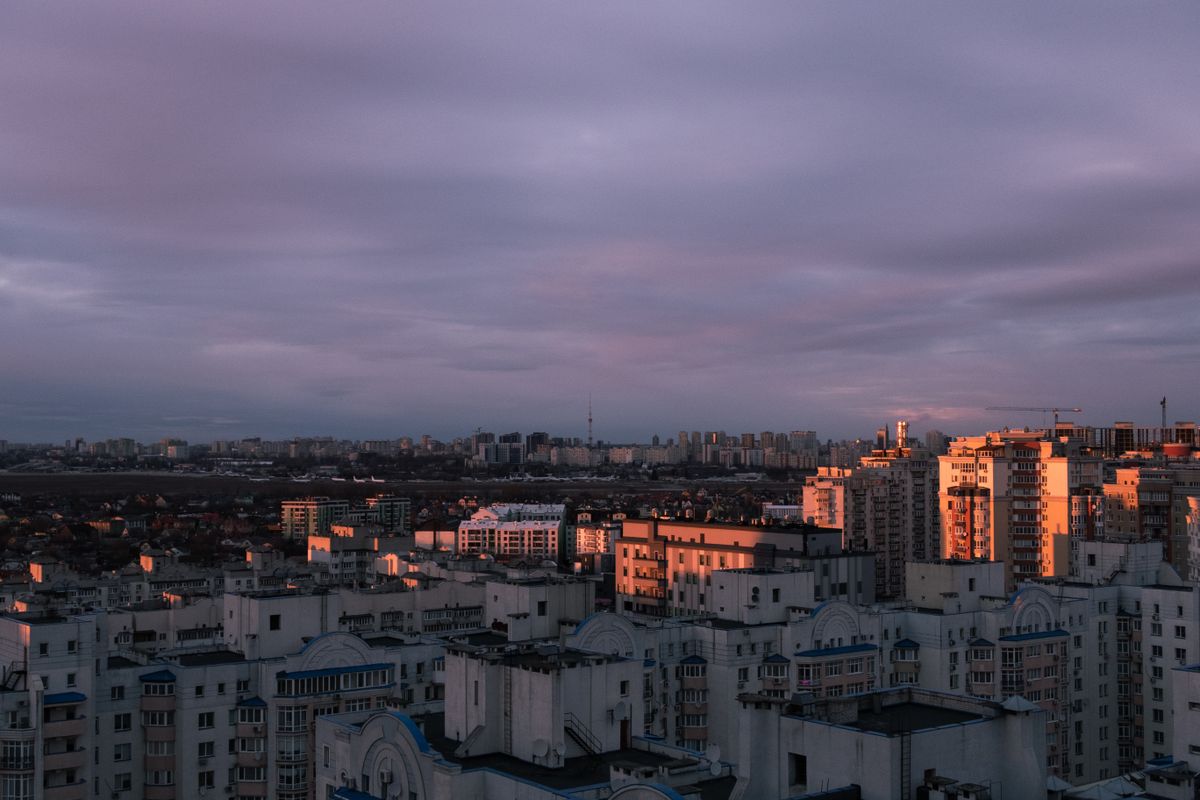 Панорама вечірнього Києва з даху
